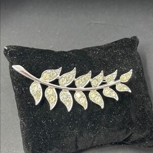 2.4.26-13 Sarah Coventry Silvertone & Rhinestones Leaf Brooch